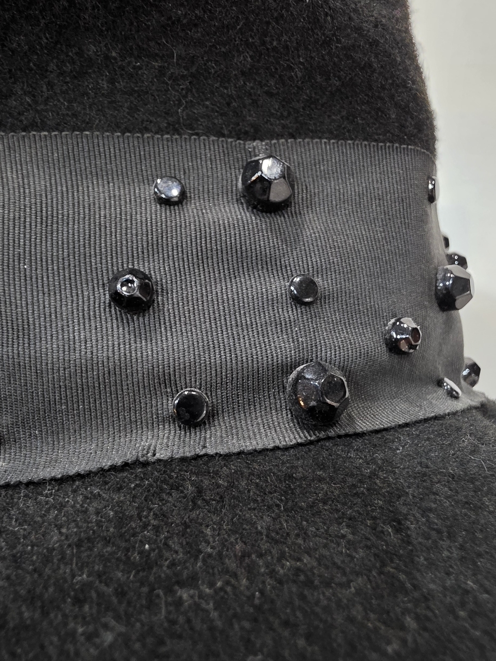 608 Vintage Glenover x Dayne Black Wool Beaded Cloche Hat - 1950s - Picture 3 of 6